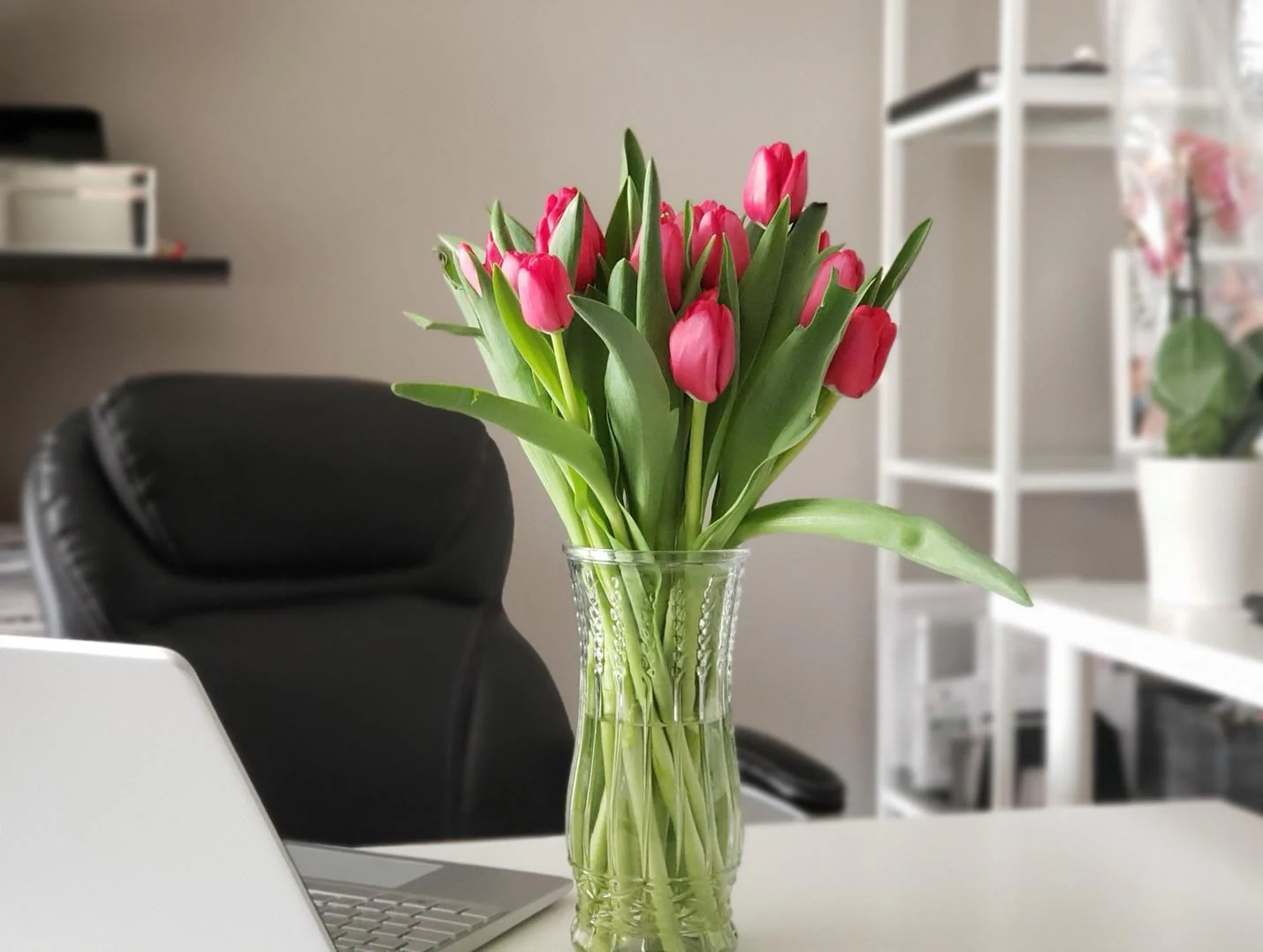 Amouré Flowers corporate office arrangement — boardroom styling